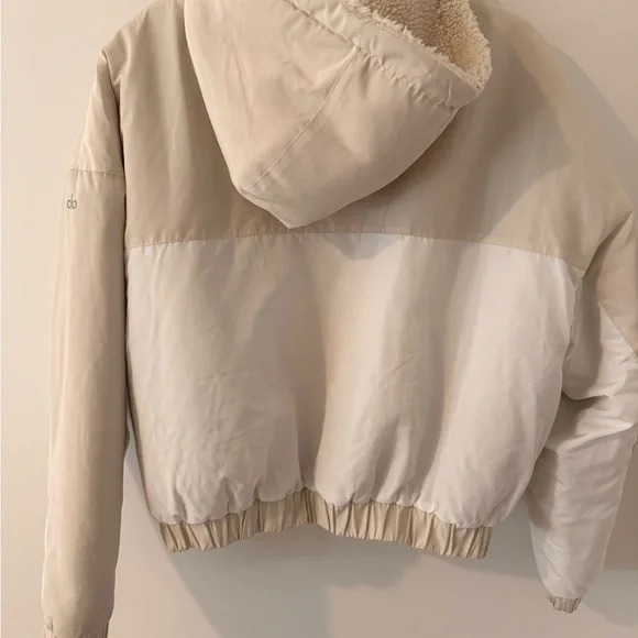 Alo Yoga Duality Sherpa Reversible Jacket in Cream and White - Picture 4 of 9